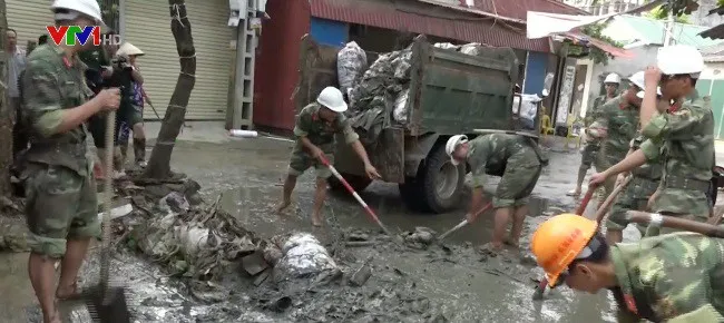 Hà Nội: Bộ đội giúp dân khắc phục hậu quả mưa lũ - Ảnh 3. Hà Nội: Bộ đội giúp dân khắc phục hậu quả mưa lũ - Ảnh 3.