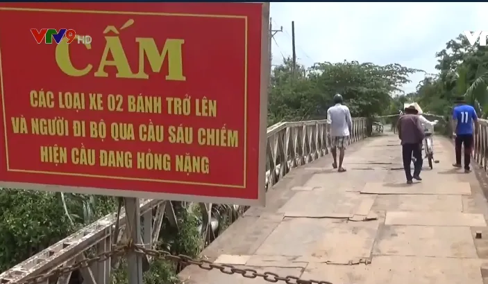 Bến Tre: Sập cầu huyết mạch, hơn 10.000 người dân gặp khó khăn - Ảnh 1. Bến Tre: Sập cầu huyết mạch, hơn 10.000 người dân gặp khó khăn - Ảnh 1.