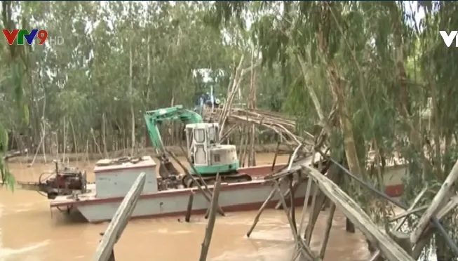 Phà tông gãy đôi cầu nông thôn tại Đồng Tháp - Ảnh 1.
