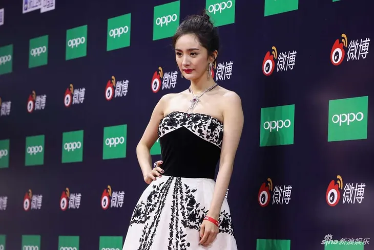 Đặng Siêu - Dương Mịch lên ngôi King & Queen tại Đêm hội Weibo 2018 - Ảnh 4. Đặng Siêu - Dương Mịch lên ngôi King & Queen tại Đêm hội Weibo 2018 - Ảnh 4.