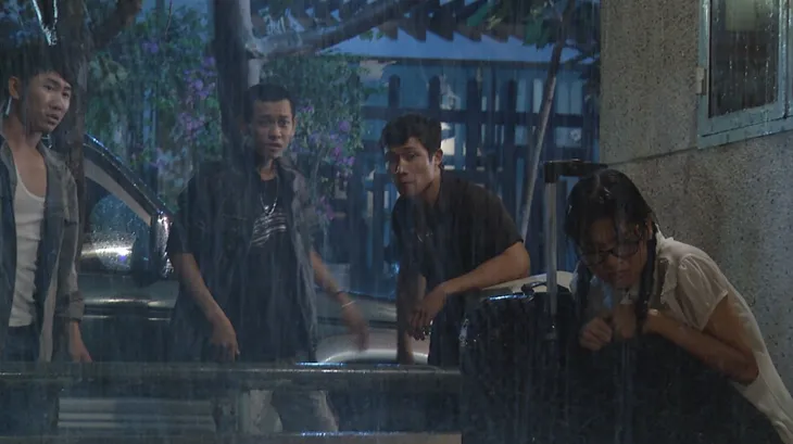 Đánh tráo số phận - Tập 1: Hà Linh (Nhung Kate) khóc ngất vì nỗi đau mất mẹ - Ảnh 9. Đánh tráo số phận - Tập 1: Hà Linh (Nhung Kate) khóc ngất vì nỗi đau mất mẹ - Ảnh 9.