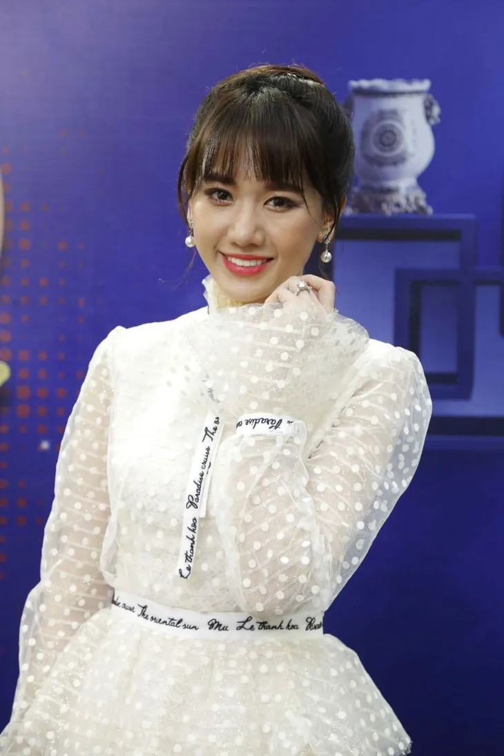 Hari Won tất bật chạy show 100 giây rực rỡ giữa tin đồn mang bầu - Ảnh 1. Hari Won tất bật chạy show 100 giây rực rỡ giữa tin đồn mang bầu - Ảnh 1.