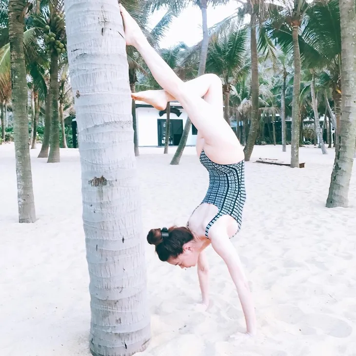 Những người đẹp Vbiz khoe body hoàn hảo nhờ tập Yoga - Ảnh 1. Những người đẹp Vbiz khoe body hoàn hảo nhờ tập Yoga - Ảnh 1.