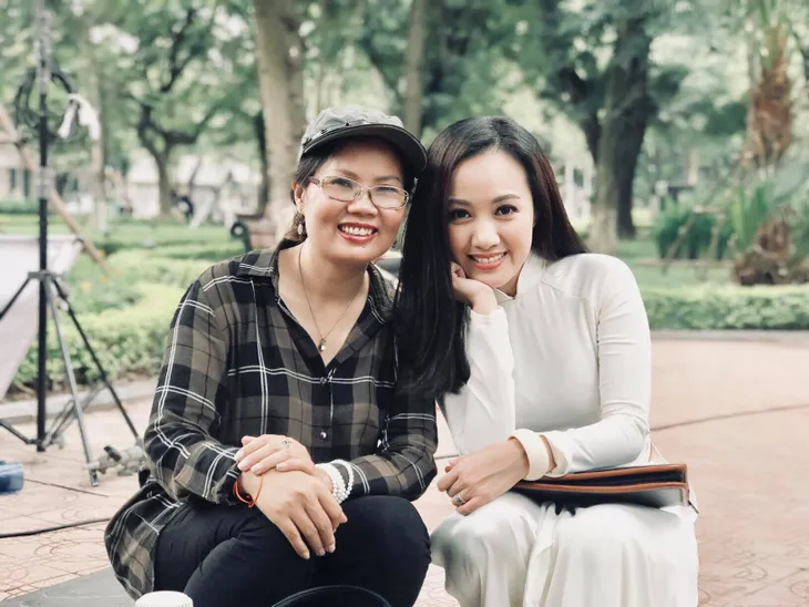 BTV Hoài Anh đẹp dịu dàng trong tà áo dài trắng tinh khôi - Ảnh 11. BTV Hoài Anh đẹp dịu dàng trong tà áo dài trắng tinh khôi - Ảnh 11.