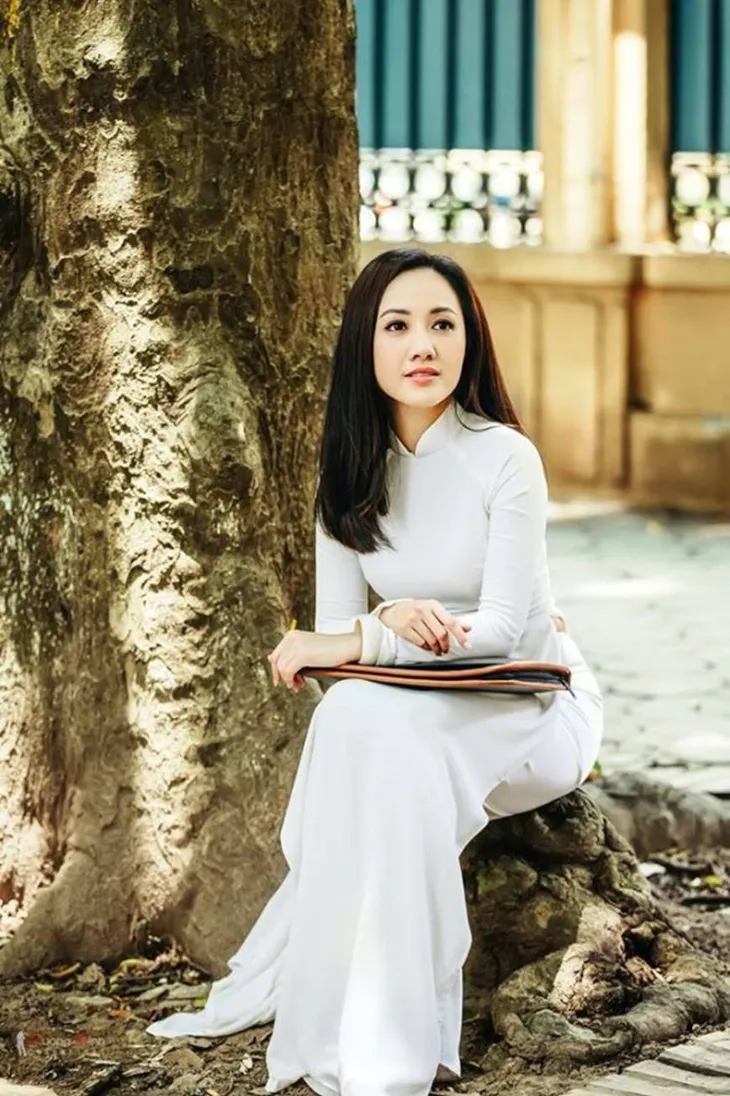 BTV Hoài Anh đẹp dịu dàng trong tà áo dài trắng tinh khôi - Ảnh 5. BTV Hoài Anh đẹp dịu dàng trong tà áo dài trắng tinh khôi - Ảnh 5.