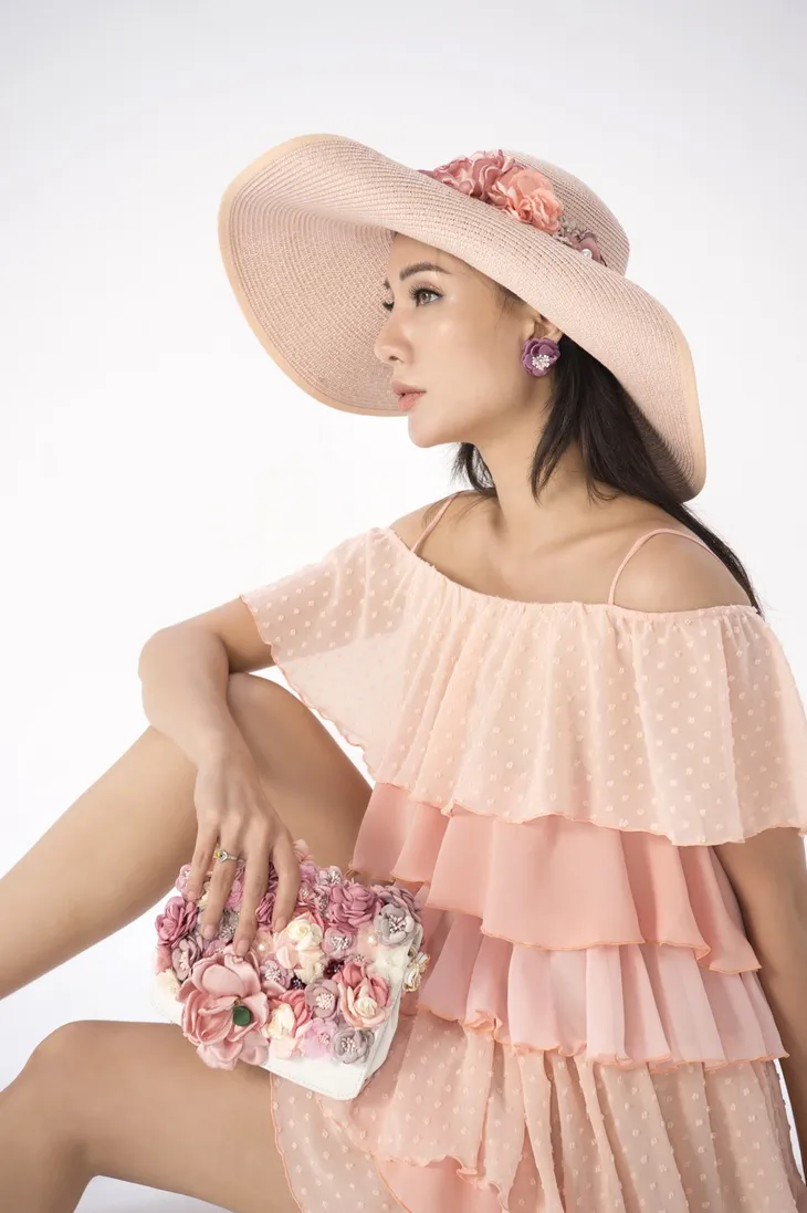 Cao Minh Tiến lăng xê vẻ đẹp nữ tính, mềm mại trong bộ sưu tập mới - Ảnh 4. Cao Minh Tiến lăng xê vẻ đẹp nữ tính, mềm mại trong bộ sưu tập mới - Ảnh 4.