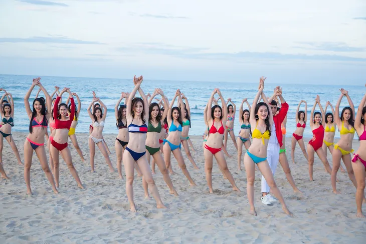 Thí sinh Hoa hậu Việt Nam 2018 nóng bỏng hết cỡ trong MV trước đêm chung kết - Ảnh 1. Thí sinh Hoa hậu Việt Nam 2018 nóng bỏng hết cỡ trong MV trước đêm chung kết - Ảnh 1.