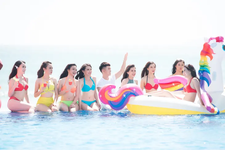Thí sinh Hoa hậu Việt Nam 2018 nóng bỏng hết cỡ trong MV trước đêm chung kết - Ảnh 7. Thí sinh Hoa hậu Việt Nam 2018 nóng bỏng hết cỡ trong MV trước đêm chung kết - Ảnh 7.