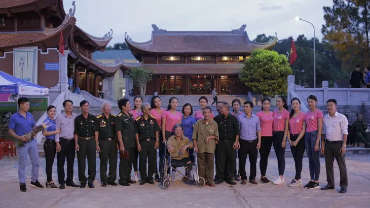 Thí sinh Hoa hậu Việt Nam thắp sáng 11.000 trái tim hồng tại nghĩa trang Việt-Lào - Ảnh 2. Thí sinh Hoa hậu Việt Nam thắp sáng 11.000 trái tim hồng tại nghĩa trang Việt-Lào - Ảnh 2.
