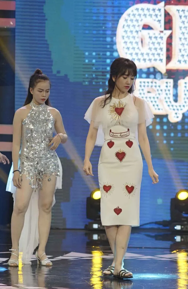 Hari Won gây sốt với hình ảnh mang dép lê tập nhảy hit của T-ara - Ảnh 2. Hari Won gây sốt với hình ảnh mang dép lê tập nhảy hit của T-ara - Ảnh 2.