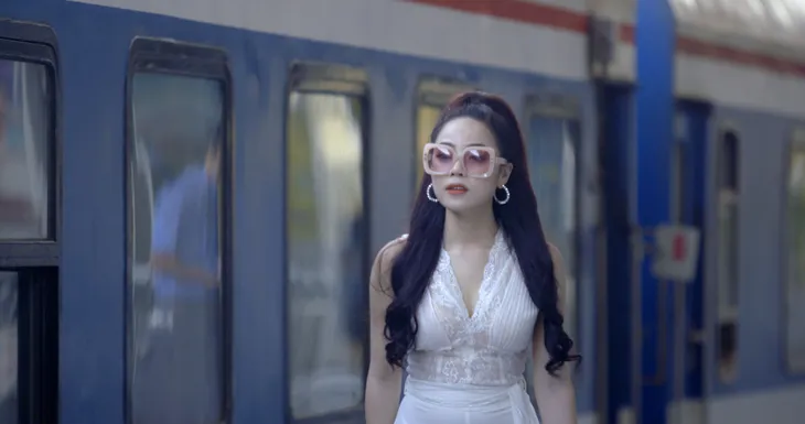 Sao mai Mai Diệu Ly kể chuyện tình êm đềm trong MV về Hà Nội - Ảnh 9. Sao mai Mai Diệu Ly kể chuyện tình êm đềm trong MV về Hà Nội - Ảnh 9.