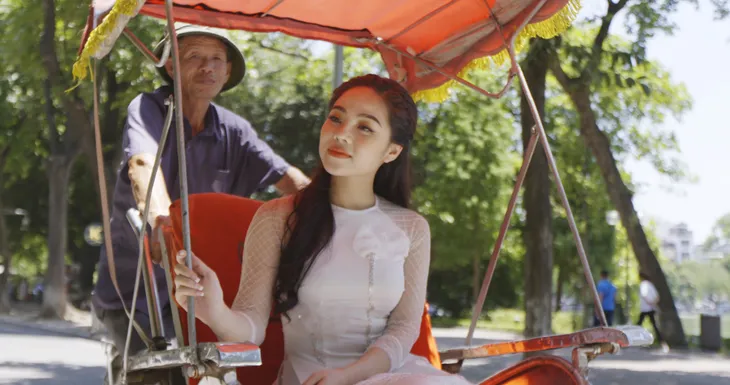 Sao mai Mai Diệu Ly kể chuyện tình êm đềm trong MV về Hà Nội - Ảnh 10. Sao mai Mai Diệu Ly kể chuyện tình êm đềm trong MV về Hà Nội - Ảnh 10.