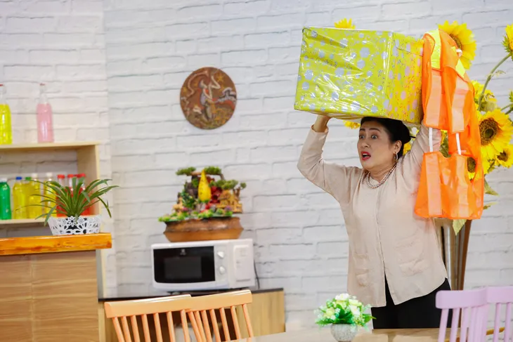 Thanh Thủy khác lạ đầy hài hước trong Tám công sở - Ảnh 3. Thanh Thủy khác lạ đầy hài hước trong Tám công sở - Ảnh 3.