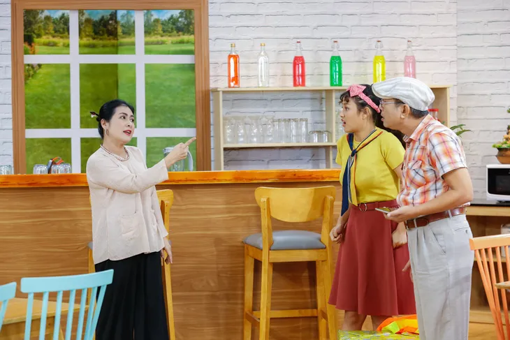 Thanh Thủy khác lạ đầy hài hước trong Tám công sở - Ảnh 5. Thanh Thủy khác lạ đầy hài hước trong Tám công sở - Ảnh 5.
