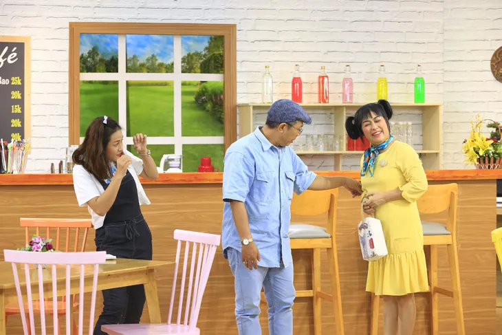 Thanh Thủy khác lạ đầy hài hước trong Tám công sở - Ảnh 6. Thanh Thủy khác lạ đầy hài hước trong Tám công sở - Ảnh 6.