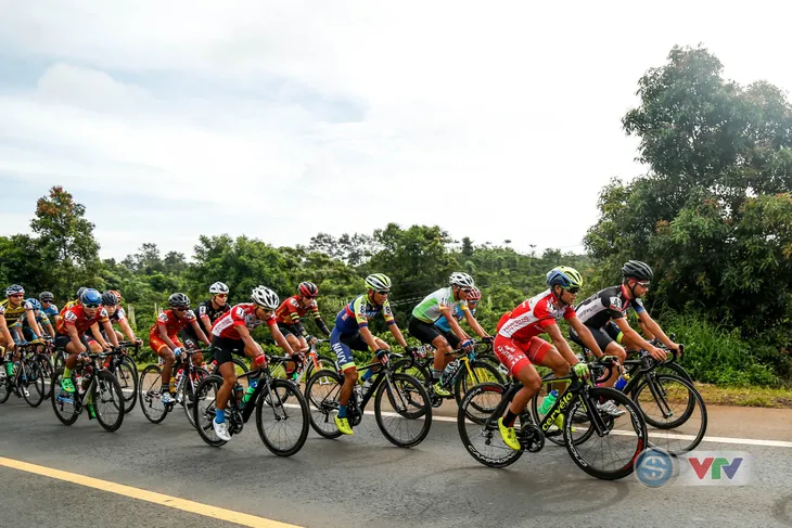 ẢNH: Những khoảnh khắc ấn tượng chặng 13 Giải xe đạp quốc tế VTV Cup Tôn Hoa Sen 2018 - Ảnh 4. ẢNH: Những khoảnh khắc ấn tượng chặng 13 Giải xe đạp quốc tế VTV Cup Tôn Hoa Sen 2018 - Ảnh 4.
