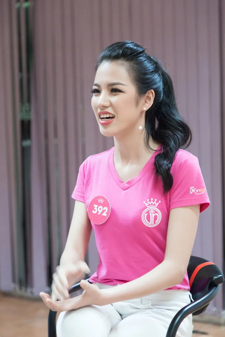 Thí sinh Hoa hậu Việt Nam bị kiểm tra khả năng tiếng Anh trước đêm Chung kết - Ảnh 2.