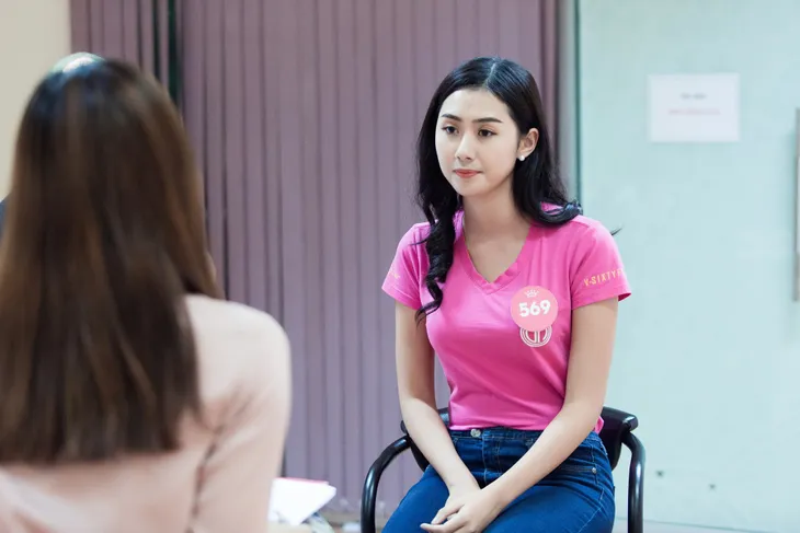 Thí sinh Hoa hậu Việt Nam bị kiểm tra khả năng tiếng Anh trước đêm Chung kết - Ảnh 1.