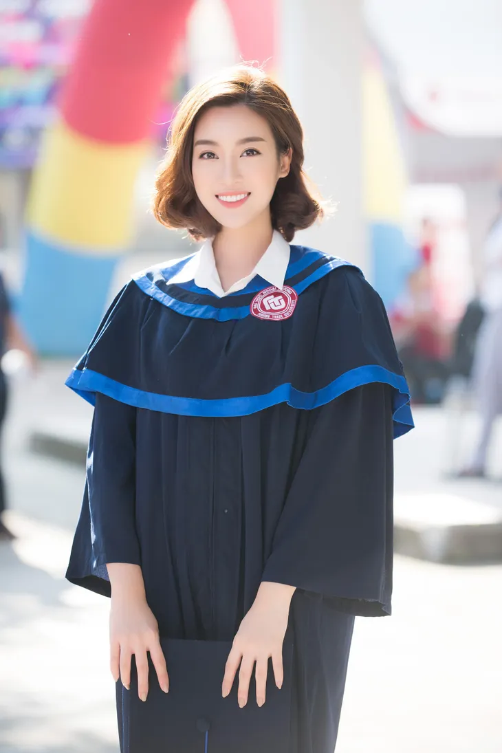Trước ngày kết thúc nhiệm kỳ Hoa hậu, Đỗ Mỹ Linh rạng rỡ nhận bằng tốt nghiệp đại học - Ảnh 6. Trước ngày kết thúc nhiệm kỳ Hoa hậu, Đỗ Mỹ Linh rạng rỡ nhận bằng tốt nghiệp đại học - Ảnh 6.