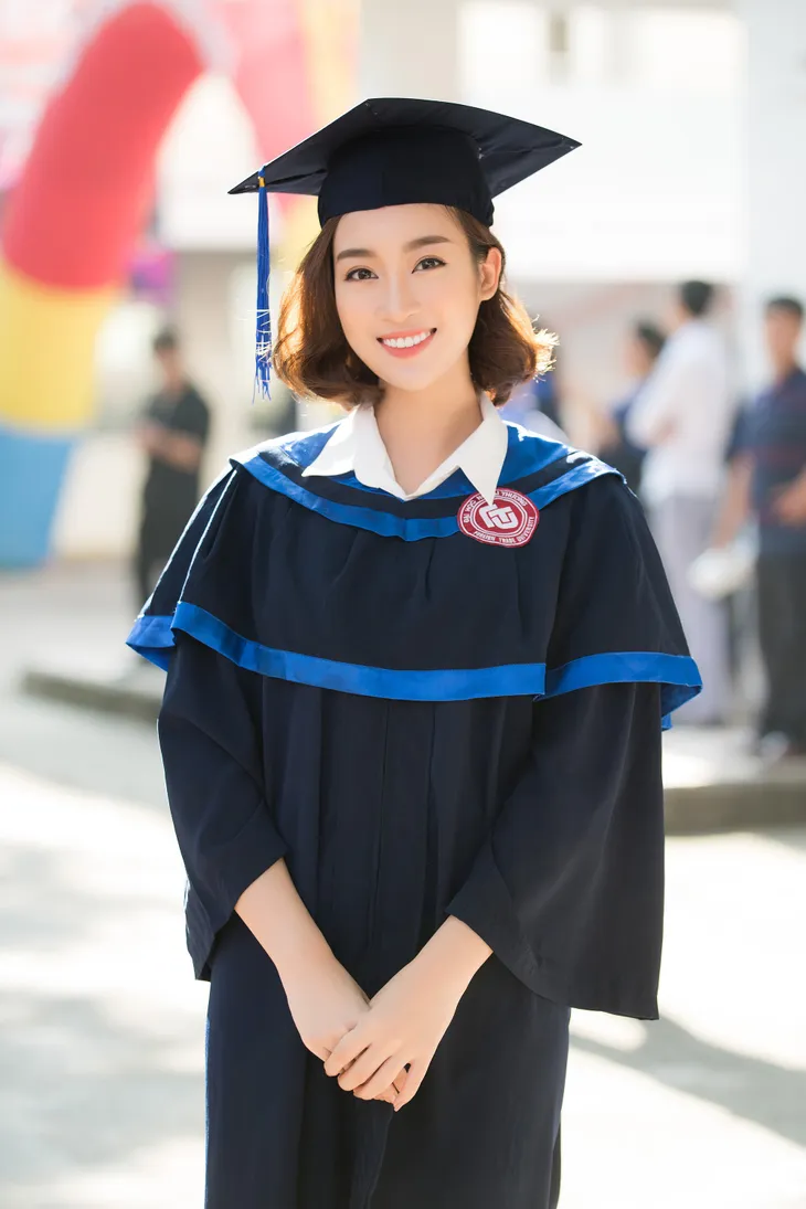 Trước ngày kết thúc nhiệm kỳ Hoa hậu, Đỗ Mỹ Linh rạng rỡ nhận bằng tốt nghiệp đại học - Ảnh 8. Trước ngày kết thúc nhiệm kỳ Hoa hậu, Đỗ Mỹ Linh rạng rỡ nhận bằng tốt nghiệp đại học - Ảnh 8.