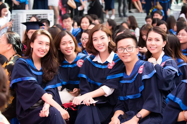 Trước ngày kết thúc nhiệm kỳ Hoa hậu, Đỗ Mỹ Linh rạng rỡ nhận bằng tốt nghiệp đại học - Ảnh 2. Trước ngày kết thúc nhiệm kỳ Hoa hậu, Đỗ Mỹ Linh rạng rỡ nhận bằng tốt nghiệp đại học - Ảnh 2.
