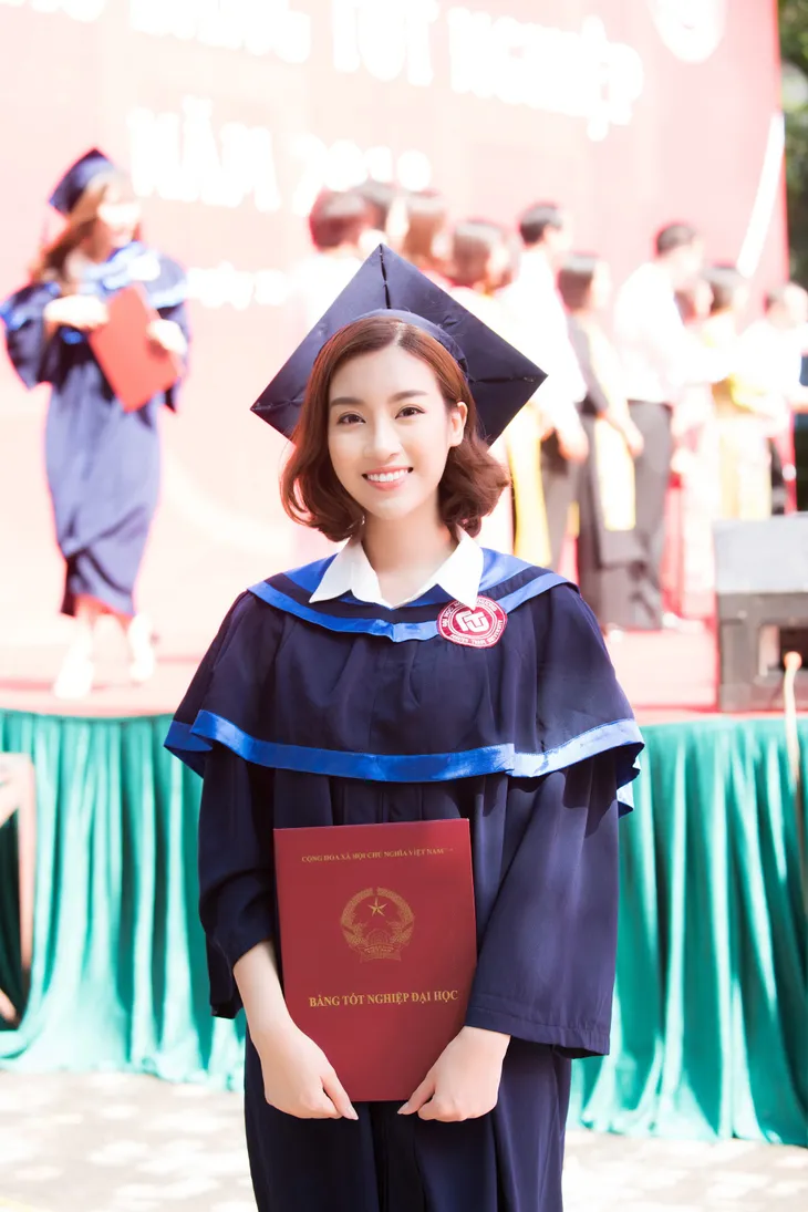 Trước ngày kết thúc nhiệm kỳ Hoa hậu, Đỗ Mỹ Linh rạng rỡ nhận bằng tốt nghiệp đại học - Ảnh 1. Trước ngày kết thúc nhiệm kỳ Hoa hậu, Đỗ Mỹ Linh rạng rỡ nhận bằng tốt nghiệp đại học - Ảnh 1.