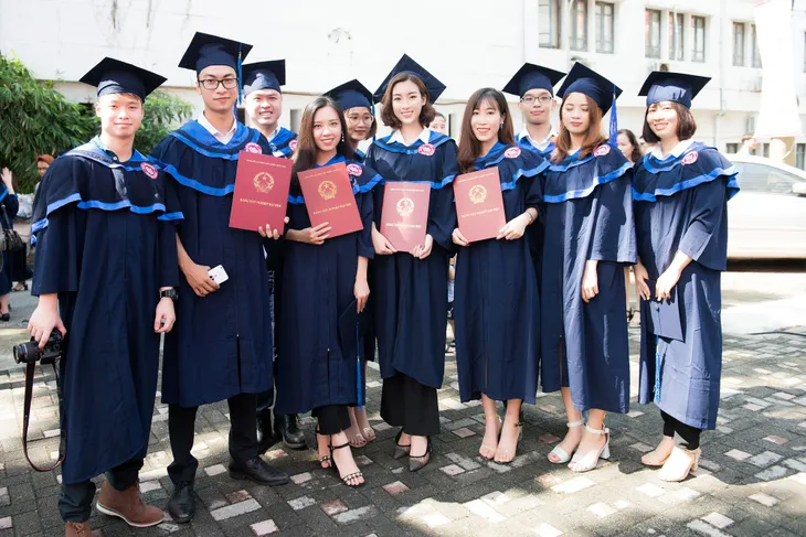 Trước ngày kết thúc nhiệm kỳ Hoa hậu, Đỗ Mỹ Linh rạng rỡ nhận bằng tốt nghiệp đại học - Ảnh 3. Trước ngày kết thúc nhiệm kỳ Hoa hậu, Đỗ Mỹ Linh rạng rỡ nhận bằng tốt nghiệp đại học - Ảnh 3.