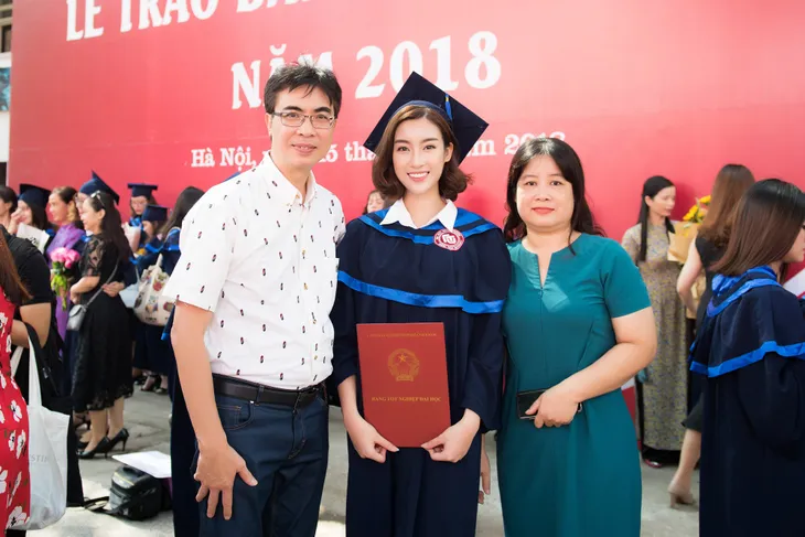 Trước ngày kết thúc nhiệm kỳ Hoa hậu, Đỗ Mỹ Linh rạng rỡ nhận bằng tốt nghiệp đại học - Ảnh 4. Trước ngày kết thúc nhiệm kỳ Hoa hậu, Đỗ Mỹ Linh rạng rỡ nhận bằng tốt nghiệp đại học - Ảnh 4.