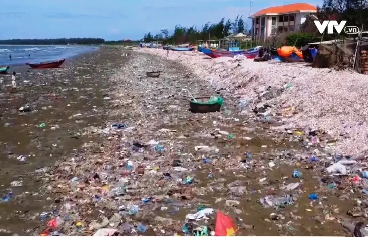 Biển Bình Thuận ngập ngụa rác thải - Ảnh 1. Biển Bình Thuận ngập ngụa rác thải - Ảnh 1.