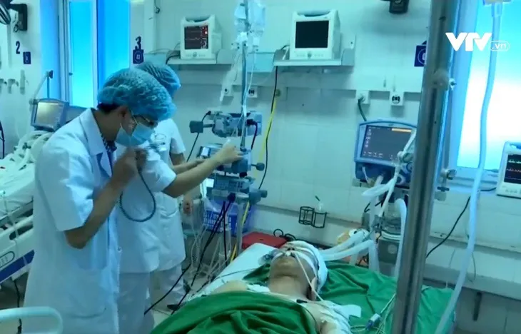 Vụ tai nạn xe bồn đâm xe khách ở Lai Châu: Tích cực cứu chữa các nạn nhân - Ảnh 1. Vụ tai nạn xe bồn đâm xe khách ở Lai Châu: Tích cực cứu chữa các nạn nhân - Ảnh 1.