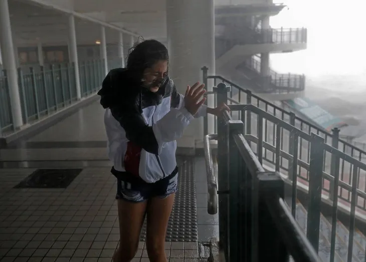 Siêu bão Mangkhut đổ bộ vào Trung Quốc - Ảnh 6. Siêu bão Mangkhut đổ bộ vào Trung Quốc - Ảnh 6.