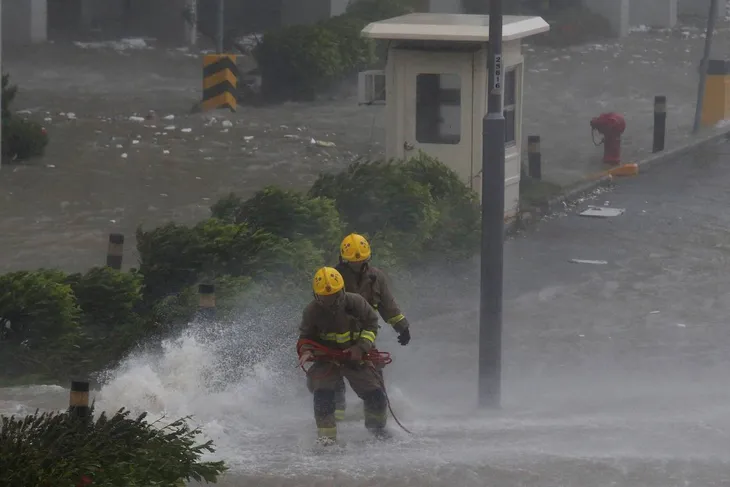 Siêu bão Mangkhut đổ bộ vào Trung Quốc - Ảnh 4. Siêu bão Mangkhut đổ bộ vào Trung Quốc - Ảnh 4.