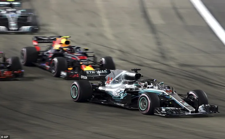 Lewis Hamilton giành chiến thắng thuyết phục tại Singapore GP - Ảnh 2. Lewis Hamilton giành chiến thắng thuyết phục tại Singapore GP - Ảnh 2.