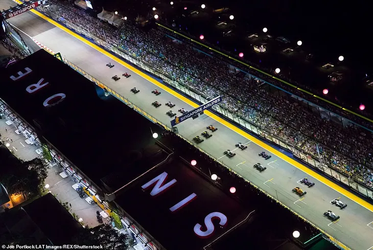 Lewis Hamilton giành chiến thắng thuyết phục tại Singapore GP - Ảnh 5. Lewis Hamilton giành chiến thắng thuyết phục tại Singapore GP - Ảnh 5.