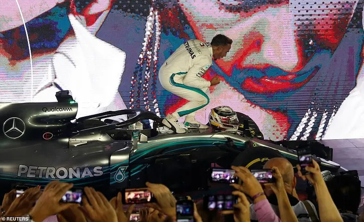 Lewis Hamilton giành chiến thắng thuyết phục tại Singapore GP - Ảnh 6. Lewis Hamilton giành chiến thắng thuyết phục tại Singapore GP - Ảnh 6.