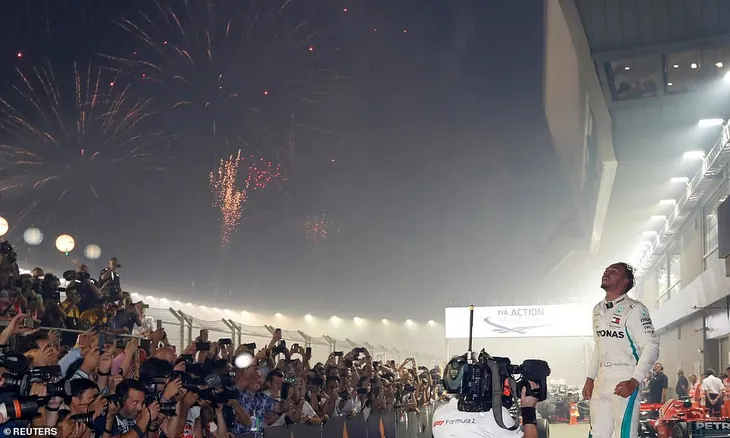Lewis Hamilton giành chiến thắng thuyết phục tại Singapore GP - Ảnh 4. Lewis Hamilton giành chiến thắng thuyết phục tại Singapore GP - Ảnh 4.