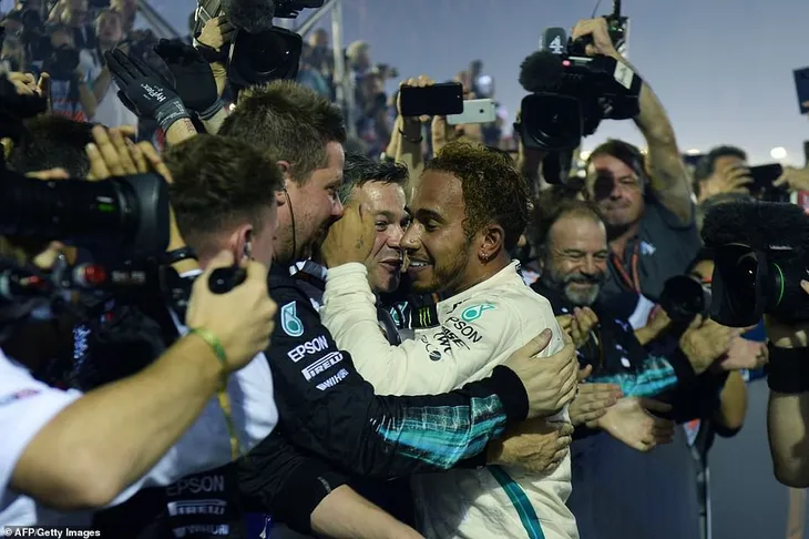 Lewis Hamilton giành chiến thắng thuyết phục tại Singapore GP - Ảnh 7. Lewis Hamilton giành chiến thắng thuyết phục tại Singapore GP - Ảnh 7.