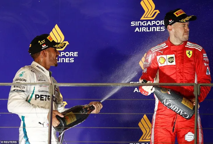 Lewis Hamilton giành chiến thắng thuyết phục tại Singapore GP - Ảnh 3. Lewis Hamilton giành chiến thắng thuyết phục tại Singapore GP - Ảnh 3.