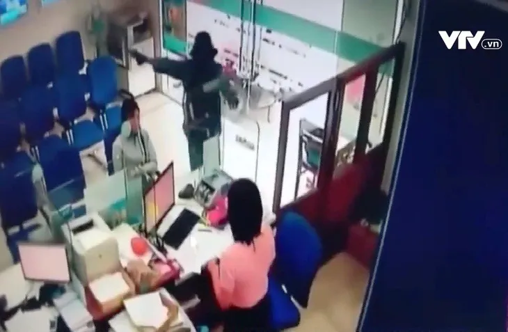 Đã bắt được nghi phạm dùng súng cướp ngân hàng tại Tiền Giang - Ảnh 1. Đã bắt được nghi phạm dùng súng cướp ngân hàng tại Tiền Giang - Ảnh 1.