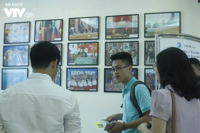 Triển lãm các trường đại học hàng đầu của Nga cuốn hút học sinh Việt - Ảnh 9. Triển lãm các trường đại học hàng đầu của Nga cuốn hút học sinh Việt - Ảnh 9.
