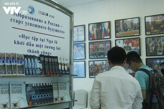Triển lãm các trường đại học hàng đầu của Nga cuốn hút học sinh Việt - Ảnh 10. Triển lãm các trường đại học hàng đầu của Nga cuốn hút học sinh Việt - Ảnh 10.