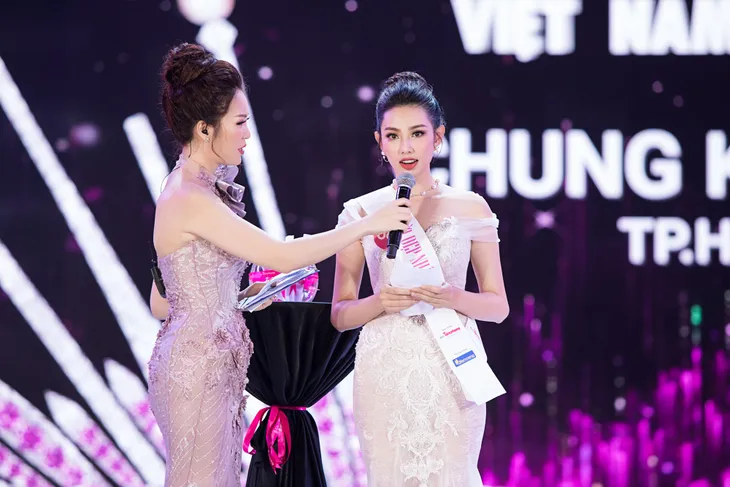 VIDEO: Phần trả lời ứng xử của tân Hoa hậu Việt Nam 2018 - Ảnh 3. VIDEO: Phần trả lời ứng xử của tân Hoa hậu Việt Nam 2018 - Ảnh 3.