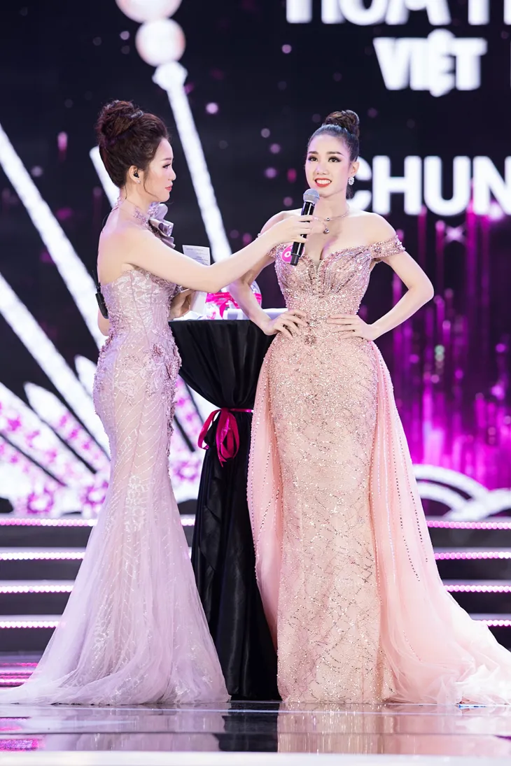 VIDEO: Phần trả lời ứng xử của tân Hoa hậu Việt Nam 2018 - Ảnh 5. VIDEO: Phần trả lời ứng xử của tân Hoa hậu Việt Nam 2018 - Ảnh 5.