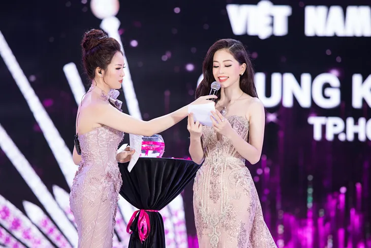 VIDEO: Phần trả lời ứng xử của tân Hoa hậu Việt Nam 2018 - Ảnh 6. VIDEO: Phần trả lời ứng xử của tân Hoa hậu Việt Nam 2018 - Ảnh 6.