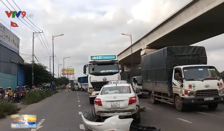 Xe container tông xe taxi xoay vòng trên Quốc lộ 1, TP.HCM - Ảnh 1. Xe container tông xe taxi xoay vòng trên Quốc lộ 1, TP.HCM - Ảnh 1.