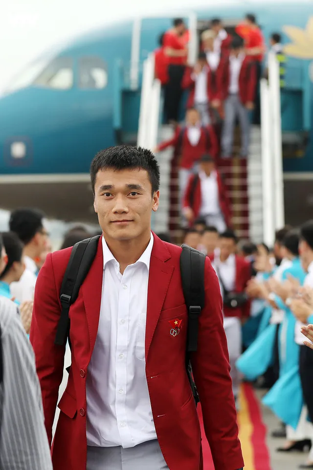 CHÙM ẢNH: Dàn sao Olympic Việt Nam lịch lãm như tài tử về nước - Ảnh 6. CHÙM ẢNH: Dàn sao Olympic Việt Nam lịch lãm như tài tử về nước - Ảnh 6.