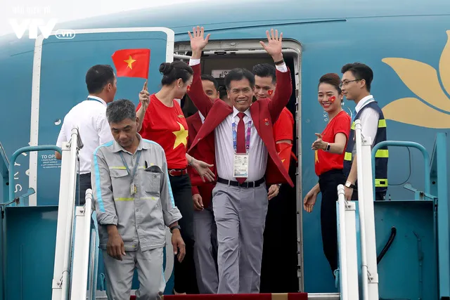 CHÙM ẢNH: Dàn sao Olympic Việt Nam lịch lãm như tài tử về nước - Ảnh 1. CHÙM ẢNH: Dàn sao Olympic Việt Nam lịch lãm như tài tử về nước - Ảnh 1.