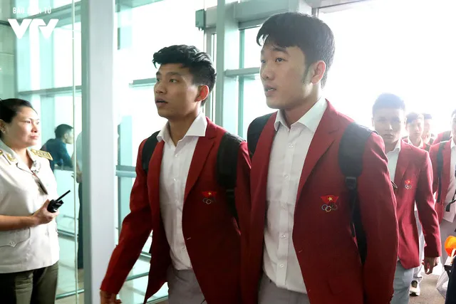 CHÙM ẢNH: Dàn sao Olympic Việt Nam lịch lãm như tài tử về nước - Ảnh 14. CHÙM ẢNH: Dàn sao Olympic Việt Nam lịch lãm như tài tử về nước - Ảnh 14.