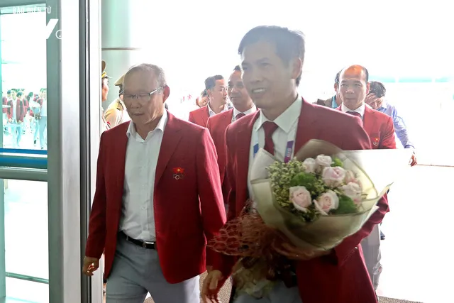 CHÙM ẢNH: Dàn sao Olympic Việt Nam lịch lãm như tài tử về nước - Ảnh 13. CHÙM ẢNH: Dàn sao Olympic Việt Nam lịch lãm như tài tử về nước - Ảnh 13.