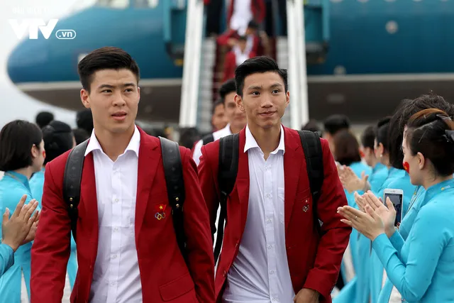 CHÙM ẢNH: Dàn sao Olympic Việt Nam lịch lãm như tài tử về nước - Ảnh 10. CHÙM ẢNH: Dàn sao Olympic Việt Nam lịch lãm như tài tử về nước - Ảnh 10.